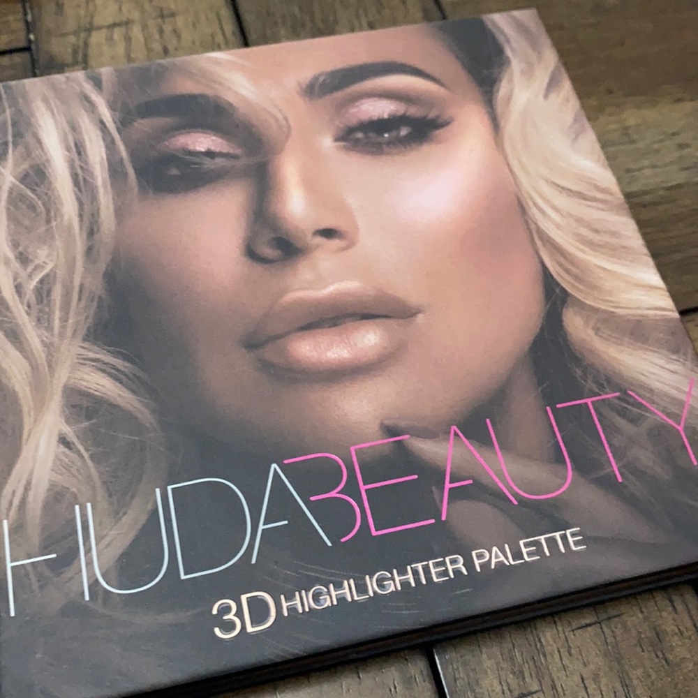 Huda Beauty 3D highlighter palette